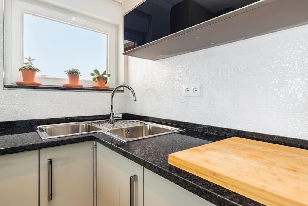 New Flat With View - 3 Min To Sea In Appartement Luz